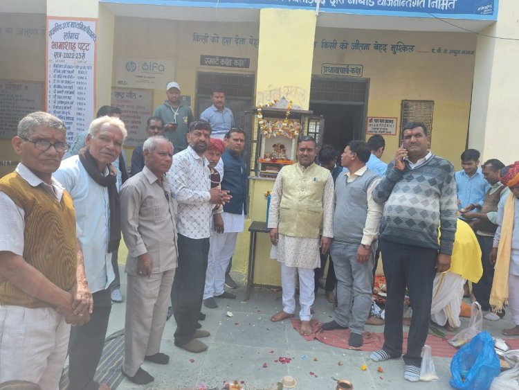 सेवानिवृती पर शिक्षक ने विद्यालय मे माँ सरस्वती मंदिर एवं मूर्ति की प्रतिष्ठा की गई।