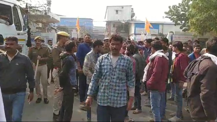 अवैध कब्जे में प्रदूषण को लेकर नाराज ग्रामीण, फैक्ट्री को ताला जड़ किया विरोध प्रदर्शन।
