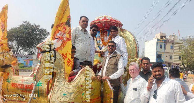 बसंत पंचमी पर निकली शोभायात्रा का भाजपा पदाधिकारियों ने किया पुष्प वर्षा के साथ स्वागत