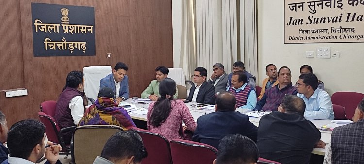 जिला कलक्टर की अध्यक्षता में हुई जिला स्तरीय जनसुनवाई     अधिकारी जन समस्याओं के प्रकरणों को प्राथमिकता से निस्तारित करें - जिला कलक्टर