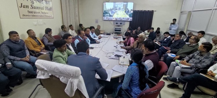 जिला कलक्टर की अध्यक्षता में हुई जिला स्तरीय जनसुनवाई     अधिकारी जन समस्याओं के प्रकरणों को प्राथमिकता से निस्तारित करें - जिला कलक्टर