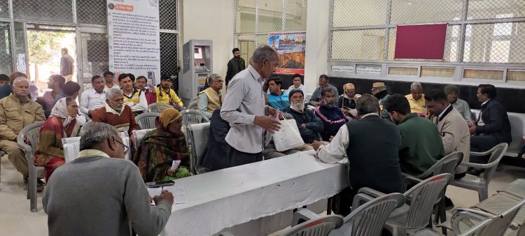 जिला कलक्टर की अध्यक्षता में हुई जिला स्तरीय जनसुनवाई     अधिकारी जन समस्याओं के प्रकरणों को प्राथमिकता से निस्तारित करें - जिला कलक्टर