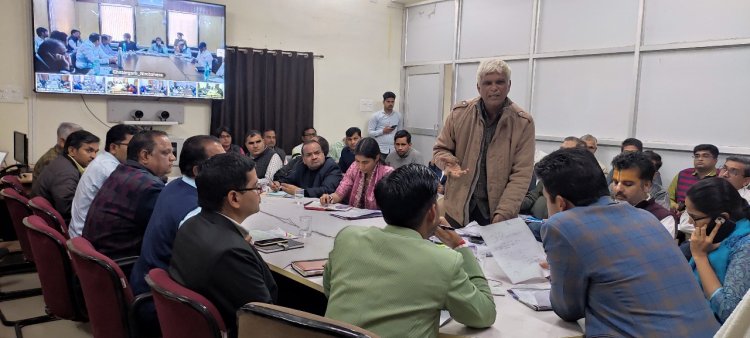 जिला कलक्टर की अध्यक्षता में हुई जिला स्तरीय जनसुनवाई     अधिकारी जन समस्याओं के प्रकरणों को प्राथमिकता से निस्तारित करें - जिला कलक्टर