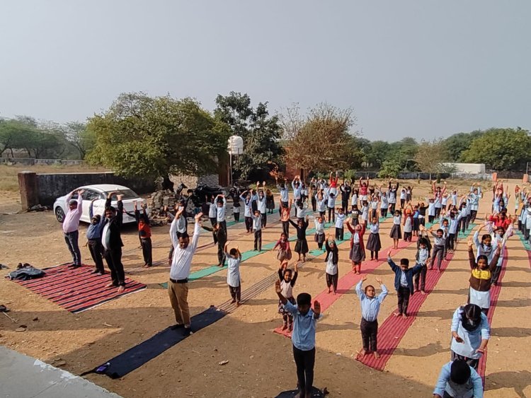घटियावली विद्यालय मे सूर्य सप्तमी पर सूर्य नमस्कार कार्यक्रम मे भामाशाह ने भेंट किए स्कूल बैग।
