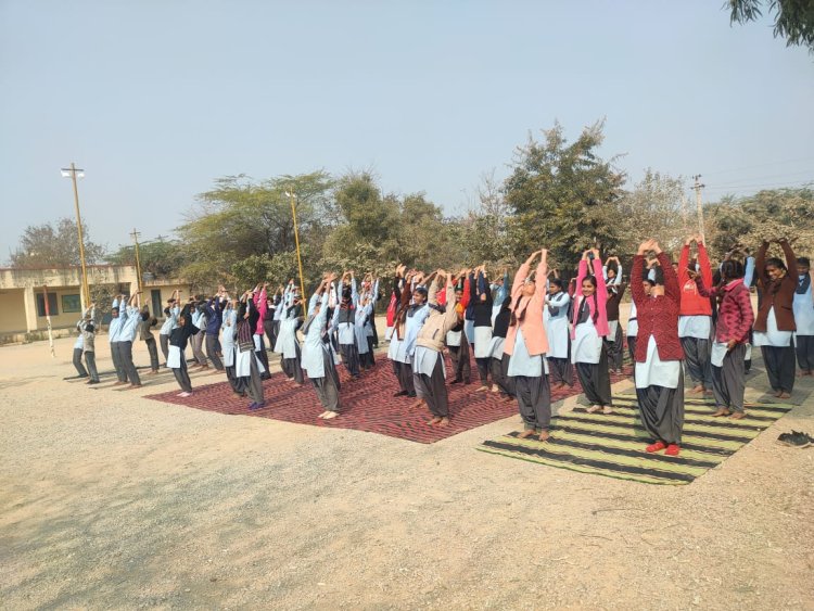 शम्भूपुरा विद्यालय मे बच्चों, शिक्षकों ओर अभिभावकों ने किया सूर्य नमस्कार।