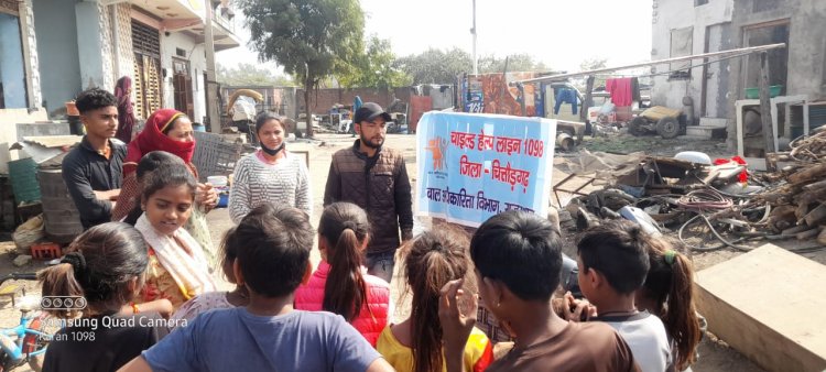 ओछड़ी गाडियां लोहार बस्ती में जन जागरूकता कार्यक्रम कर चाइल्ड हेल्पलाइन की जानकारी दी।