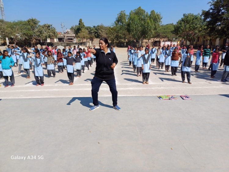 बालिकाएं ले रही आत्मरक्षा का प्रशिक्षण