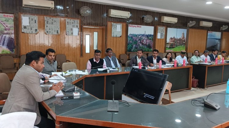 जिला कलक्टर ने ली अधिकारियों की बैठक योजनाओं - कार्यों की प्रभावी क्रियान्विति एवं उनकी प्रगति सुनिश्चित करने के दिए निर्देश
