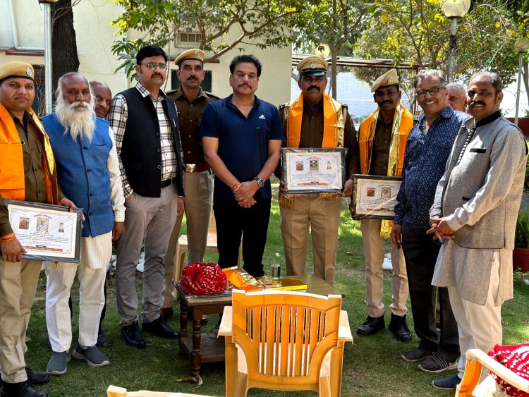 भदेसर कस्बे में हुई दिन दहाड़े चोरी के मामले का खुलासा करने पर पुलिस टीम का भदेसर जैन समाज ने किया सम्मान।