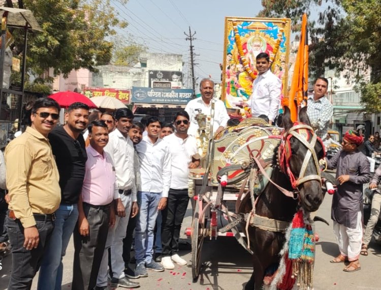 विश्वकर्मा जयंति पर निकली शोभायात्राओं का पुष्प वर्षा से किया स्वागत