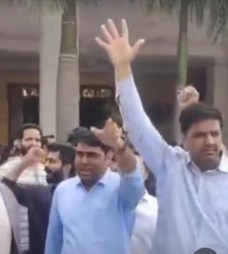 जयपुर में रेजिडेंट डॉक्टर्स ने कार्य बहिष्कार कर किया प्रदर्शन:गलत ब्लड चढ़ाने के मामले में कहा- APO डॉक्टर्स को फिर मिले पोस्टिंग, वरना बड़ा आंदोलन करेंगे