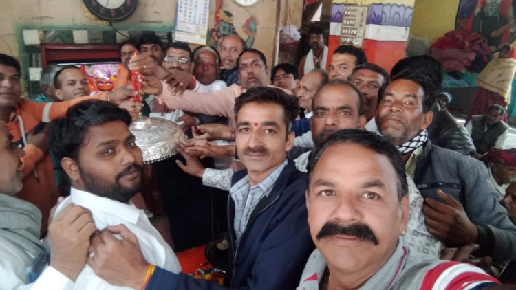 चितोडगढ़ । भेरूनाथ मंदिर भदेसर पर भगवान भैरवनाथ को एक भक्त के द्वारा 1 किलो 276 ग्राम चांदी का छत्र भेंट किया गया।