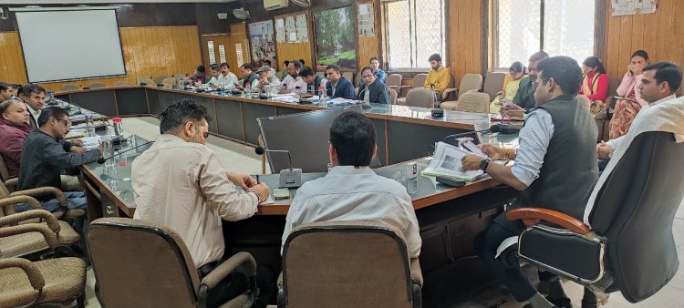जिला कलक्टर ने साप्ताहिक समीक्षा बैठक में की फ्लैगशिप योजनाओं एवं कार्यक्रमों की समीक्षा      सभी अधिकारी अपने कार्यालय एवं स्वयं के मोबाइल नंबर कार्यालय के बाहर अंकित करवाए 