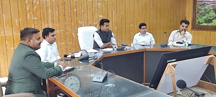 जिला कलक्टर ने साप्ताहिक समीक्षा बैठक में की फ्लैगशिप योजनाओं एवं कार्यक्रमों की समीक्षा      सभी अधिकारी अपने कार्यालय एवं स्वयं के मोबाइल नंबर कार्यालय के बाहर अंकित करवाए 