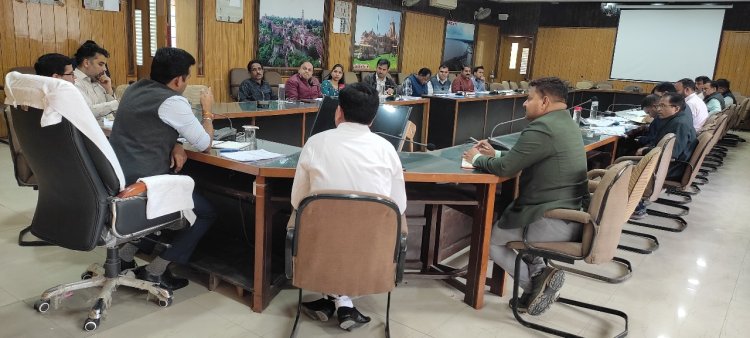 जिला कलक्टर ने साप्ताहिक समीक्षा बैठक में की फ्लैगशिप योजनाओं एवं कार्यक्रमों की समीक्षा      सभी अधिकारी अपने कार्यालय एवं स्वयं के मोबाइल नंबर कार्यालय के बाहर अंकित करवाए 