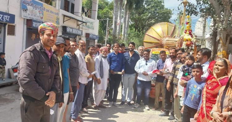 अष्टधातु की 21 फिट लंबी गदा का शहर मे जगह जगह किया स्वागत