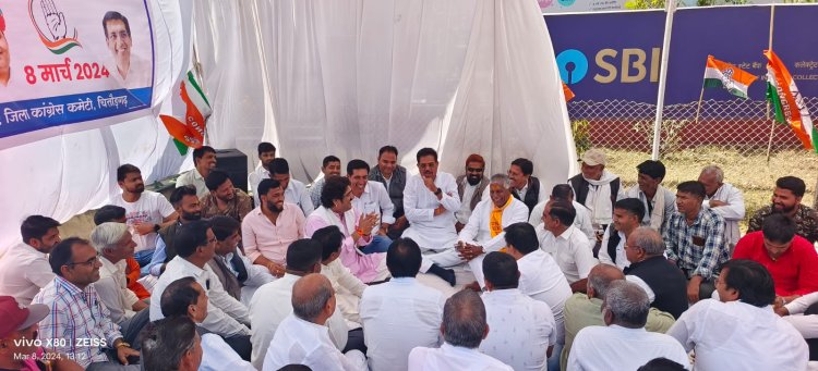 एसबीआई बैंक के सामने जिला कांग्रेस ने किया धरना एवं विरोध प्रदर्शन।