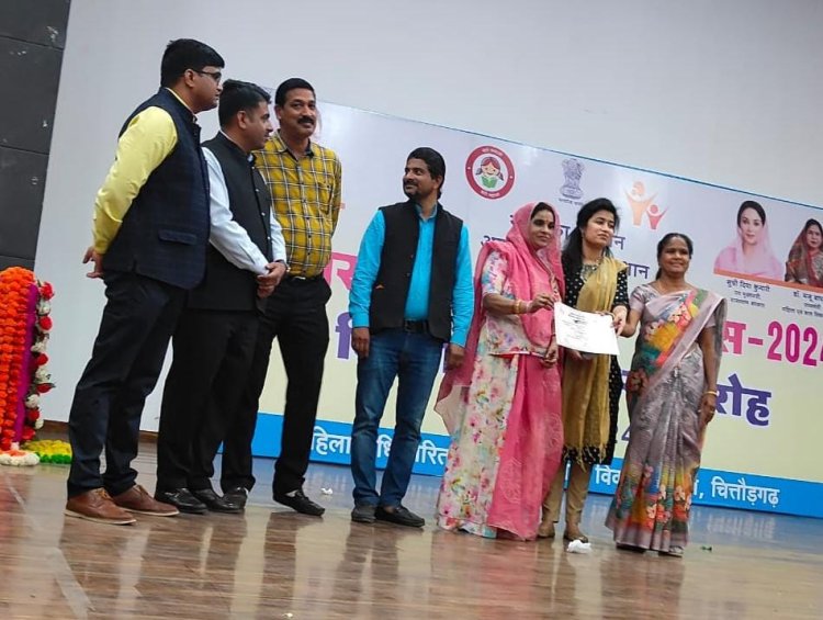 अन्तर्राष्ट्रीय महिला दिवस के जिला स्तरीय समारोह मे बामनिया आँगनवाड़ी कार्यकर्त्ता मंजु जैन माता यशोदा पुरुस्कार से सम्मानित।