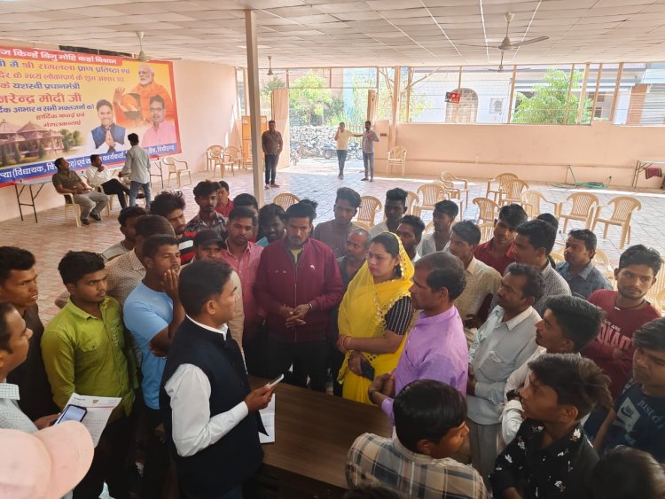 खैल‌ मैदान के लिए जमीन आवंटित करने एवं स्कूल के खेल मैदान को विकसित करने की मांगों को लेकर विधायक आक्याॅ को सौंपा ज्ञापन 