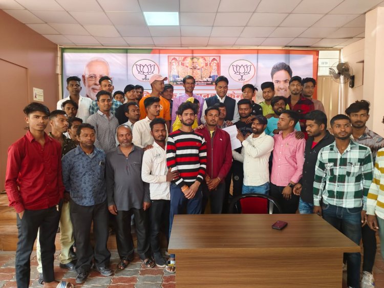 खैल‌ मैदान के लिए जमीन आवंटित करने एवं स्कूल के खेल मैदान को विकसित करने की मांगों को लेकर विधायक आक्याॅ को सौंपा ज्ञापन 