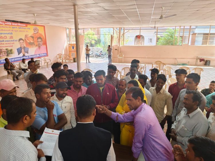 खैल‌ मैदान के लिए जमीन आवंटित करने एवं स्कूल के खेल मैदान को विकसित करने की मांगों को लेकर विधायक आक्याॅ को सौंपा ज्ञापन 