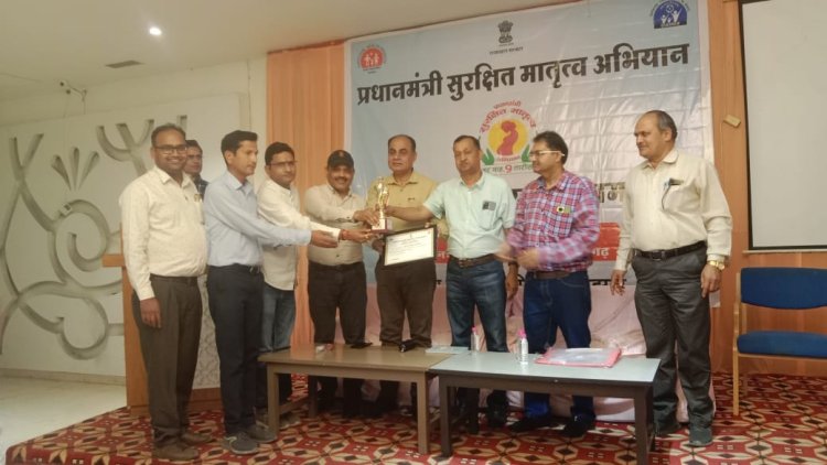 जिला स्तरीय पुरस्कार समारोह आयोजित सर्वश्रेष्ठ कार्य करने वाले चिकित्सा अधिकारी व कार्मिक सम्मानित।