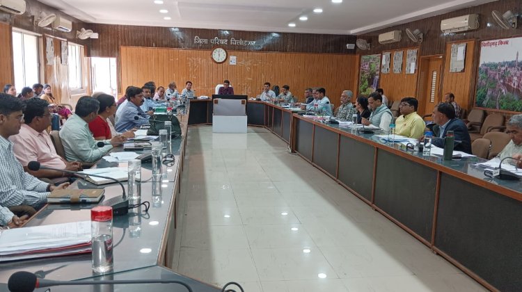 जिला कलक्टर ने साप्ताहिक समीक्षा बैठक में की फ्लैगशिप योजनाओं एवं कार्यक्रमों की समीक्षा योजनाओं - कार्यों की प्रभावी क्रियान्विति एवं उनकी प्रगति सुनिश्चित करने के दिए निर्देश