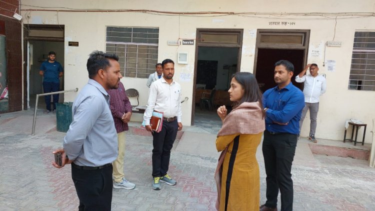 जिला निर्वाचन अधिकारी ने किया मतदान केंद्रों का निरीक्षण