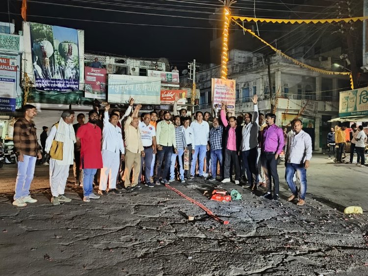 उदयलाल आंजना को कांग्रेस प्रत्याशी घोषित करने पर कपासन में आतिशबाजी कर जश्न मनाया।