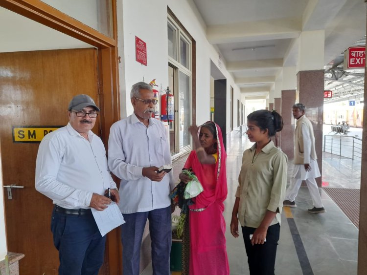 स्टेशन पर मिला पर्स महिला को लौटाया
