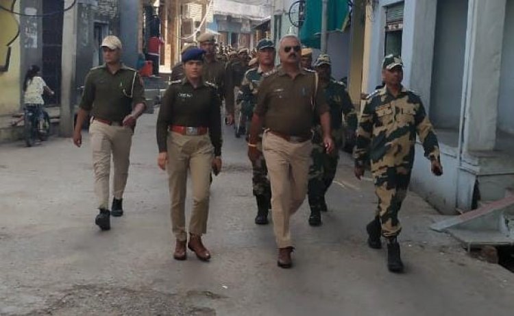 लोकसभा चुनाव को लेकर पुलिस एलर्ट मोड पर। पुलिस व बीएसएफ के जवानों ने किया फ्लैग मार्च।