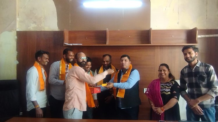 हिन्दु संगठन के चार कार्यकर्ता को बस्सी मे मोहरम के दिन कई दुकाने, गुमटिया, कारे, मोटरसाइकिले जलाने के मामले मे न्यायालय ने दोषमुक्त बरी किया।
