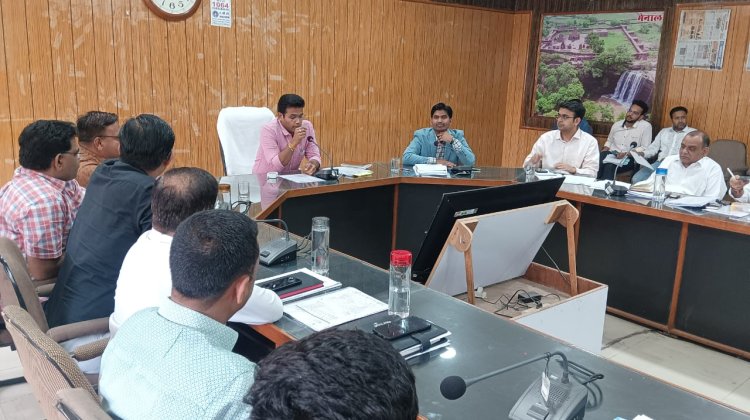 जिला निर्वाचन अधिकारी ने ली चुनाव प्रकोष्ठ प्रभारी अधिकारियों की बैठक आरओ सभी मतदान केंद्रों का निरीक्षण करें - जिला निर्वाचन अधिकारी