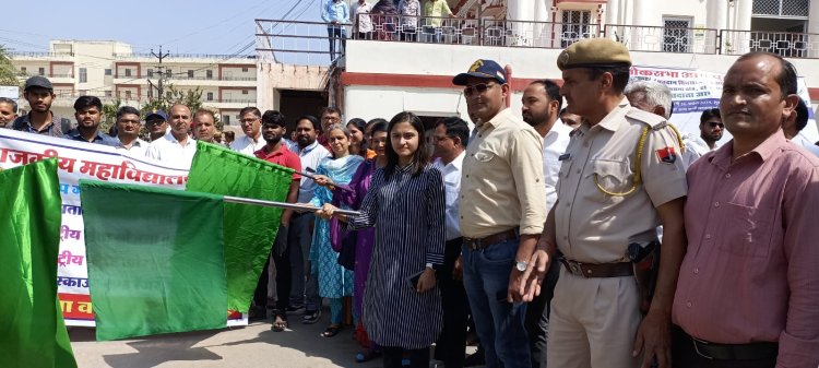 स्वीप गतिविधियों के तहत ई-रिक्शा रैली को जिला निर्वाचन अधिकारी ने दिखाई हरी झंडी