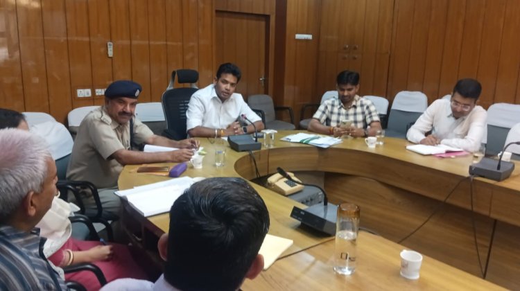 जिला निर्वाचन अधिकारी ने ली चुनाव अधिकारियों की बैठक संदिग्ध पदार्थों एवं अवैध राशि के परिवहन पर रखें विशेष निगरानी