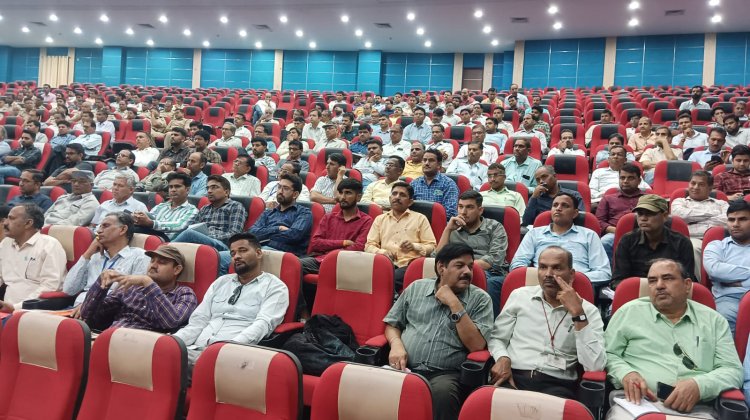 लोकसभा आम चुनाव 2024 व्यय पर्यवेक्षकों और जिला निर्वाचन अधिकारी ने ली निर्वाचन व्यय अनुवीक्षण के संबंध में बैठक