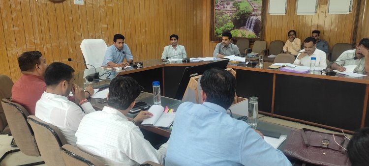 लोकसभा आम चुनाव 2024 जिला निर्वाचन अधिकारी ने ली चुनाव अधिकारियों की बैठक इंटर बॉर्डर पर संयुक्त जांच करें - आलोक रंजन