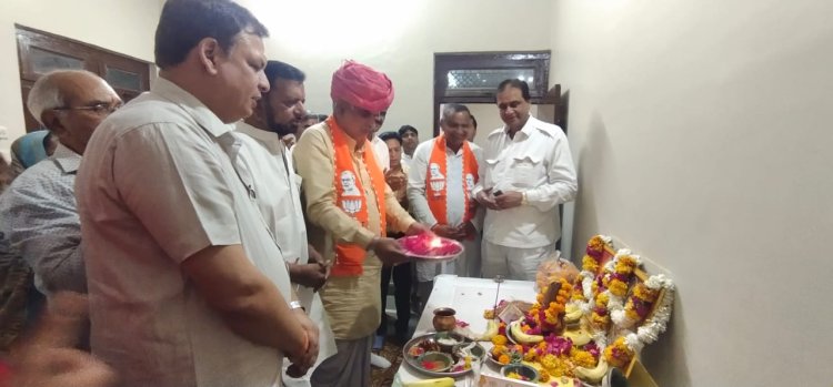 दस वर्षों में हुए कार्य अतुलनीय, अविश्वसनीय, आगे और भी होगें कार्य- सीपी जोशी     अबकी बार चार सौ पार का लक्ष्य साधने में जुट जाए कार्यकर्ता- झाबर सिंह खर्रा     अपनी हार को देख बौखलाहट में बयानबाजी कर रहे हैं कांग्रेस प्रत्याशी आंजना- कृपलानी     *विधिवत पूजा अर्चना के साथ हुआ भाजपा के लोकसभा चुनाव कार्यालय का शुभारम् 