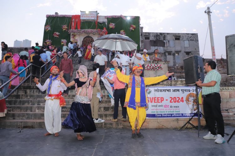 नवरात्रि के प्रथम दिवस पर जिला स्वीप टीम पहूंची माता रानी के द्वार       दर्शनार्थियों को किया मतदान हेतु जागरूक