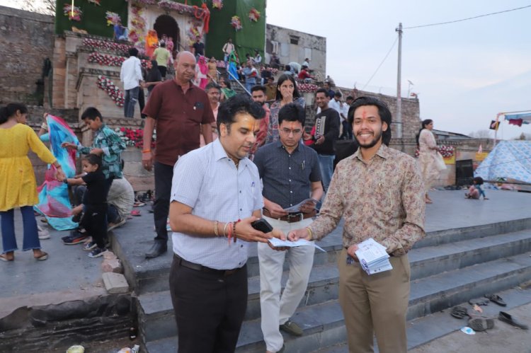नवरात्रि के प्रथम दिवस पर जिला स्वीप टीम पहूंची माता रानी के द्वार       दर्शनार्थियों को किया मतदान हेतु जागरूक