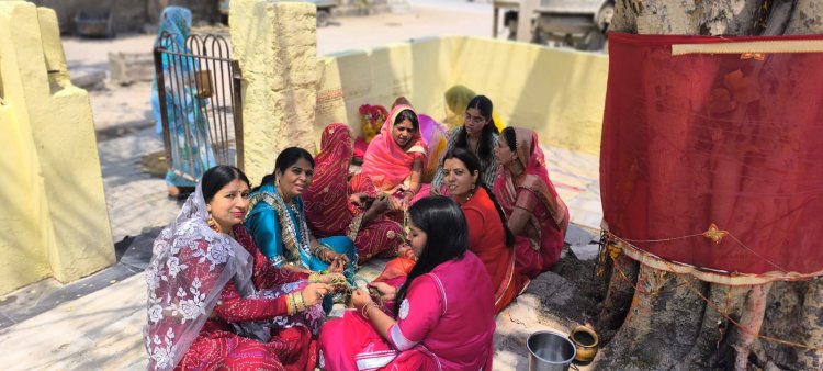 पिपलेश्वर महादेव मंदिर में सुहागिन महिलाओं ने ईसर गणगौर की पूजा अर्चना की।