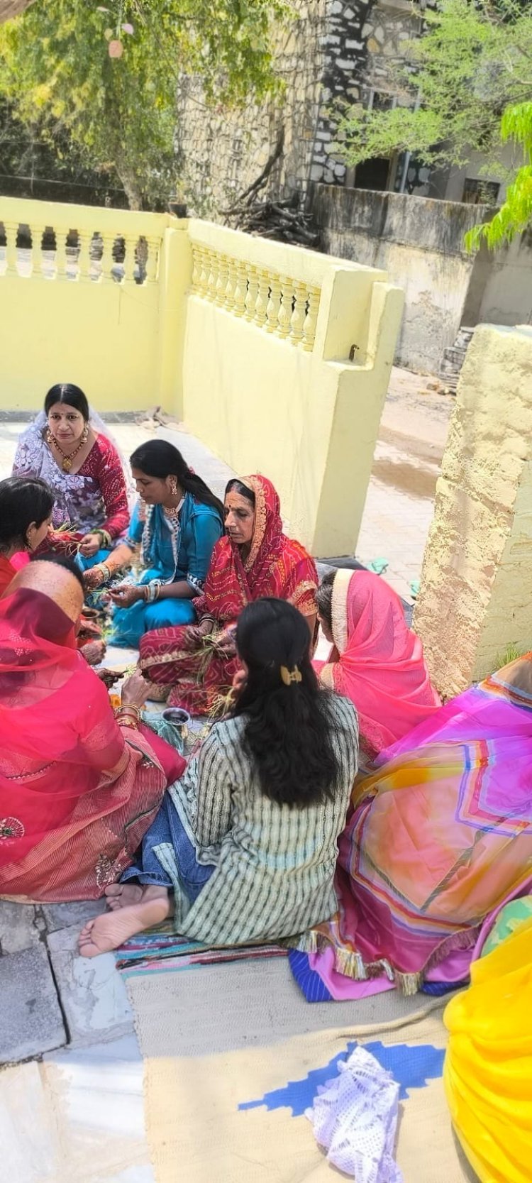 पिपलेश्वर महादेव मंदिर में सुहागिन महिलाओं ने ईसर गणगौर की पूजा अर्चना की।
