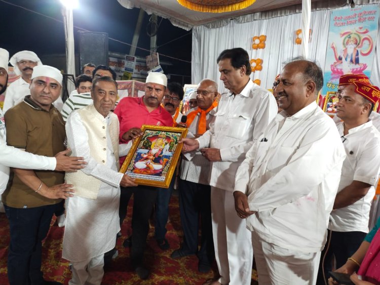 समाज एकजुट होकर भगवान झूलेलाल के बताए मार्ग पर चलें- विधायक कृपलानी     भगवान झूलेलाल जयंती पर हुए आयोजन में विधायक कृपलानी ने की शिरकत