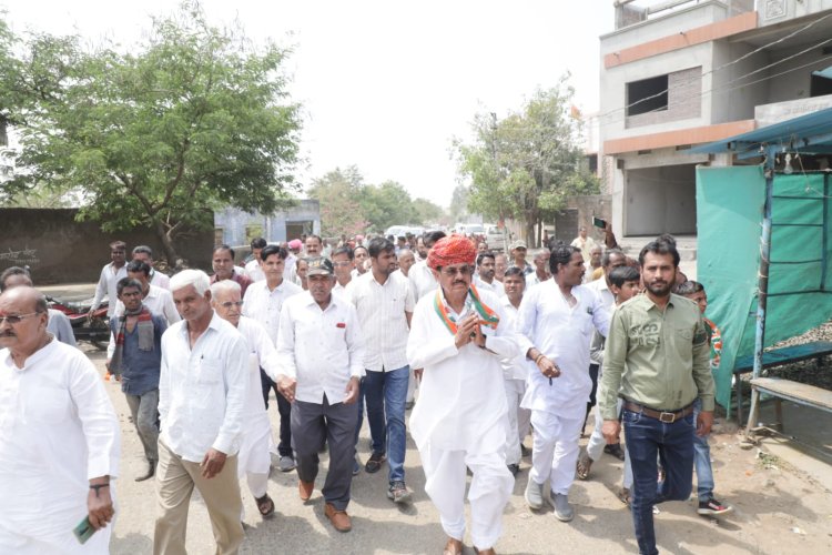 बदलाव की बयार है , भ्रष्टाचार मुक्त राज के लिए सब तैयार हैं"* *नारे के साथ कांग्रेस* *प्रत्याशी आंजना को प्रतापगढ़ विधानसभा क्षेत्र में मिला जनता* *का आशीर्वाद"