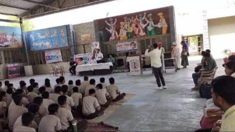 स्वीप के तहत ग्राम पंचायत कश्मोर के जिंक नगर मे मतदाताओं को दिलाई शपथ