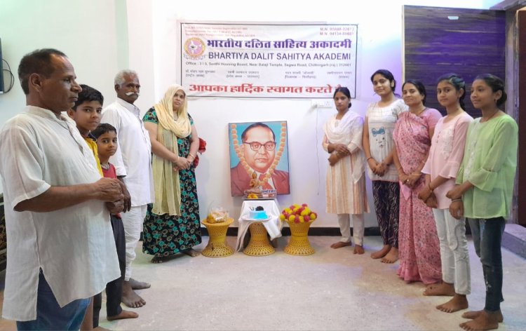 संविधान निर्माता भारत रत्न डाक्टर भीमराव अम्बेडकर के जन्मोत्सव की पुर्व संध्या पर केक काटकर मनाया जन्मोत्सव किया विचार गोष्ठी का आयोजन