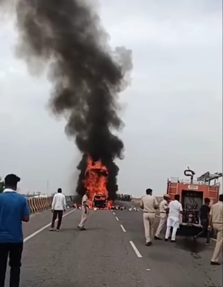 हाईवे पर 6 लोग जिंदा जले,कार पीछे से ट्रक में घुसी,दोनों गाड़ियों में लगी आग     चूरू-सालासर हाईवे पर हुआ हादसा