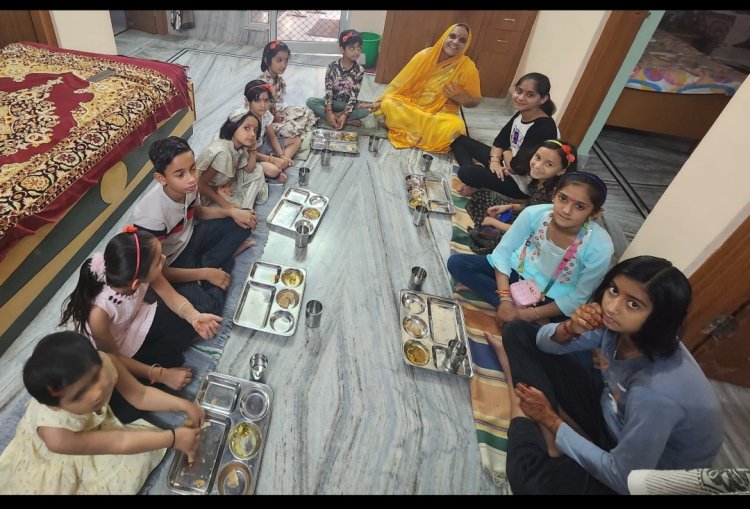 नवरात्रा समाप्ति पर मंदिरों में उमड़ी भीड़, कन्याओं को करवाया भोजन