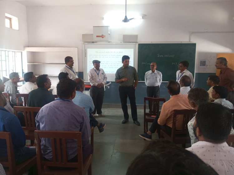 लोकसभा आम चुनाव 2024 जिला निर्वाचन अधिकारी ने किया पीठासीन एवं मतदान अधिकारियों का द्वितीय प्रशिक्षण का निरीक्षण ईवीएम की कार्यप्रणाली को गंभीरता से समझें - जिला निर्वाचन अधिकारी