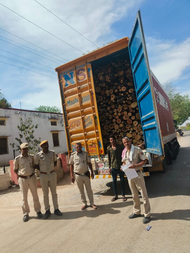 28 टन से अधिक अवैध गीली लकड़ियों से भरा ट्रक जब्त, एक आरोपी गिरफ्तार।